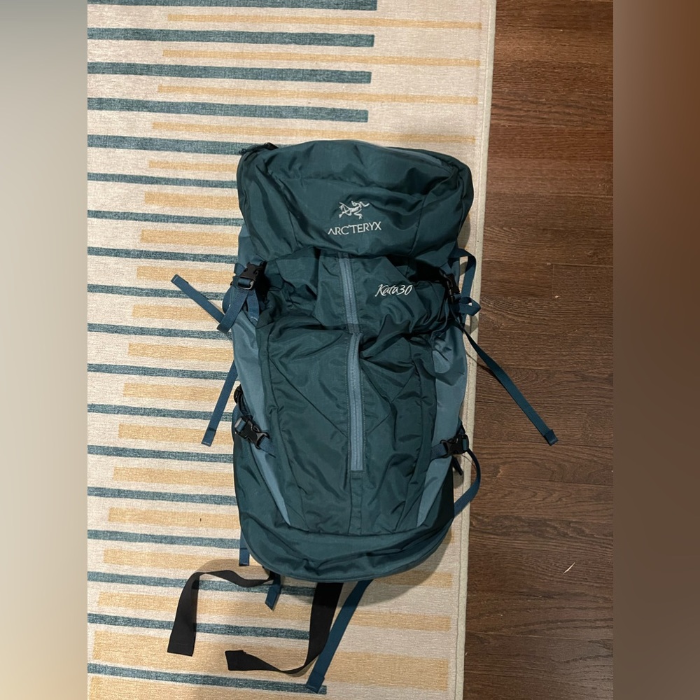 Blue Arc’Teryx Kata 30L backpack. Gently used, great padding / removable back